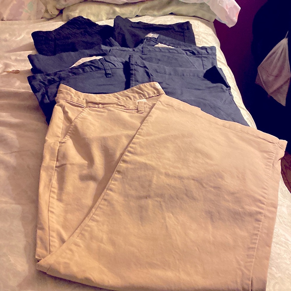 Old Navy khaki four pairs of pants
Sizes: 22